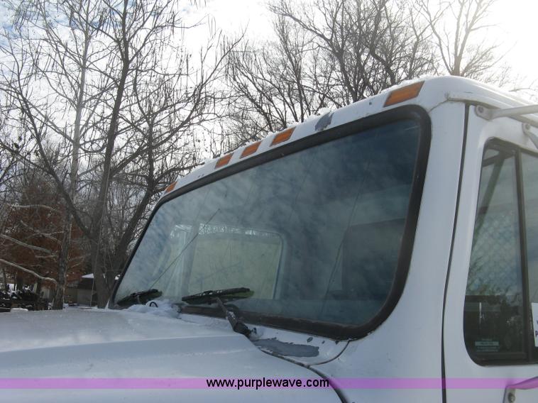 image for item K2773 2000 International 4700 flatbed truck