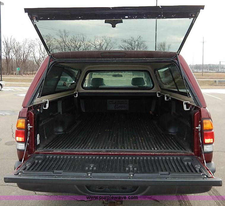 image for item K7292 2004 Toyota Tundra pickup truck