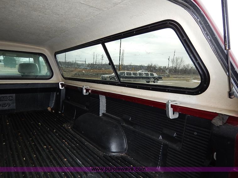 image for item K7292 2004 Toyota Tundra pickup truck