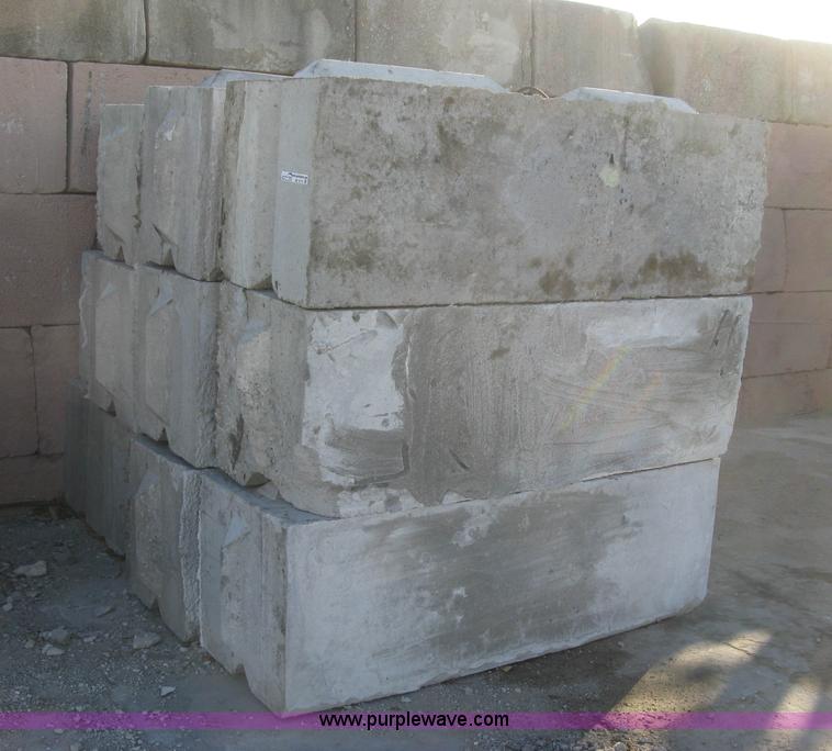 image for item BE9719 (18) concrete edge bunker block