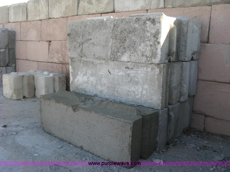image for item BE9719 (18) concrete edge bunker block