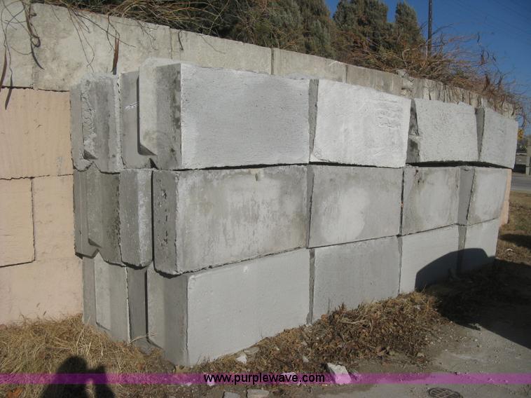 image for item BE9721 (24) concrete edge bunker block