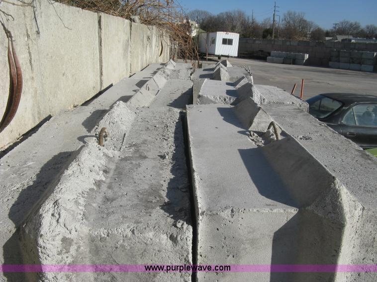 image for item BE9721 (24) concrete edge bunker block