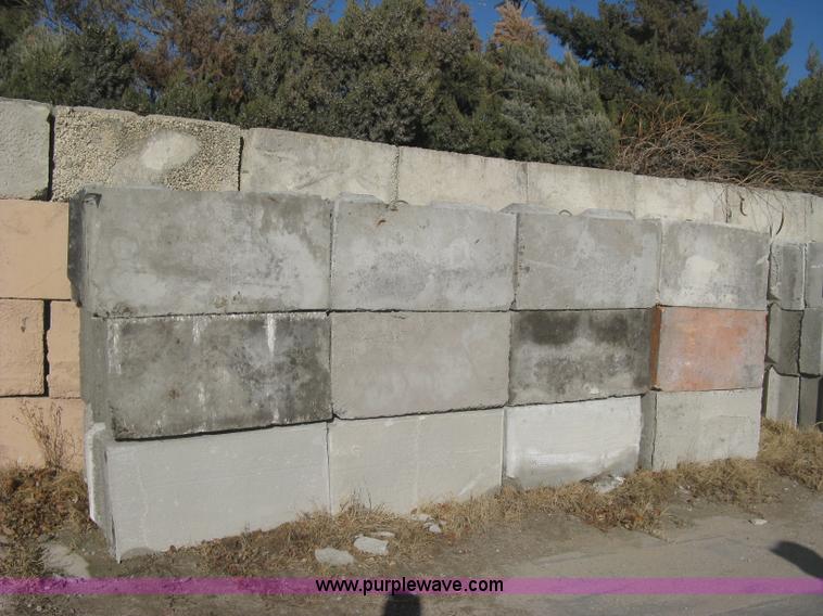 image for item BE9722 (24) concrete edge bunker block