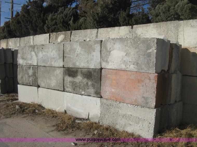 image for item BE9722 (24) concrete edge bunker block