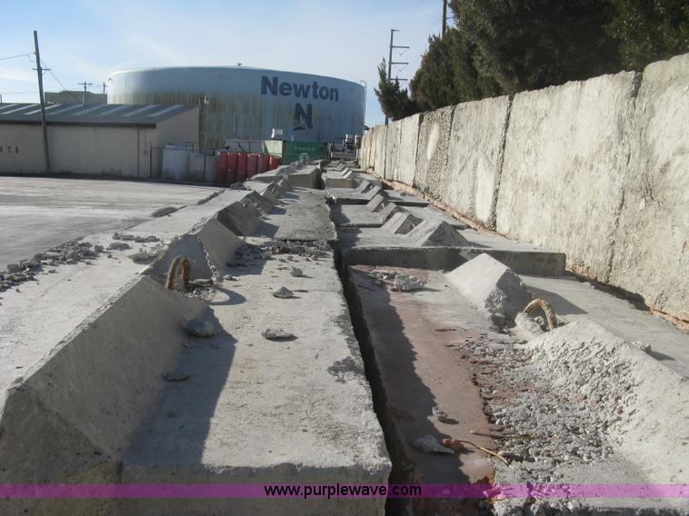 image for item BE9722 (24) concrete edge bunker block