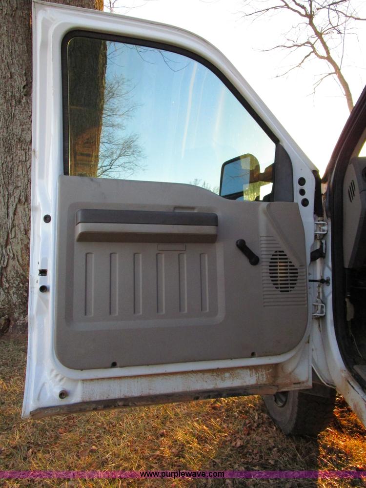 image for item D2244 2008 Ford F550 Super Duty XL flatbed truck