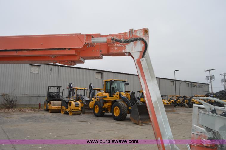 image for item F8915 2001 Snorkel TB66J boom lift