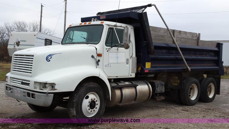 image for item F8927 1996 International 8200 dump truck