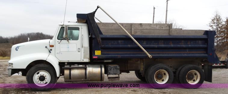 image for item F8927 1996 International 8200 dump truck