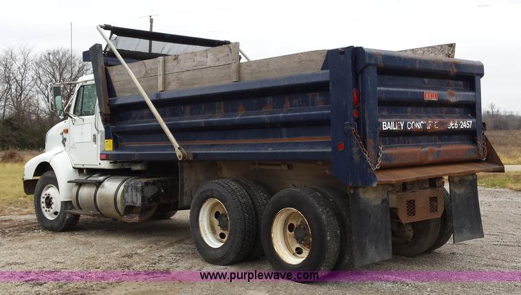 image for item F8927 1996 International 8200 dump truck