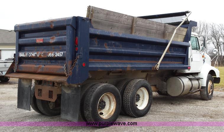 image for item F8927 1996 International 8200 dump truck