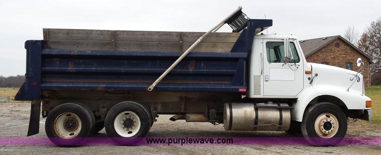 image for item F8927 1996 International 8200 dump truck