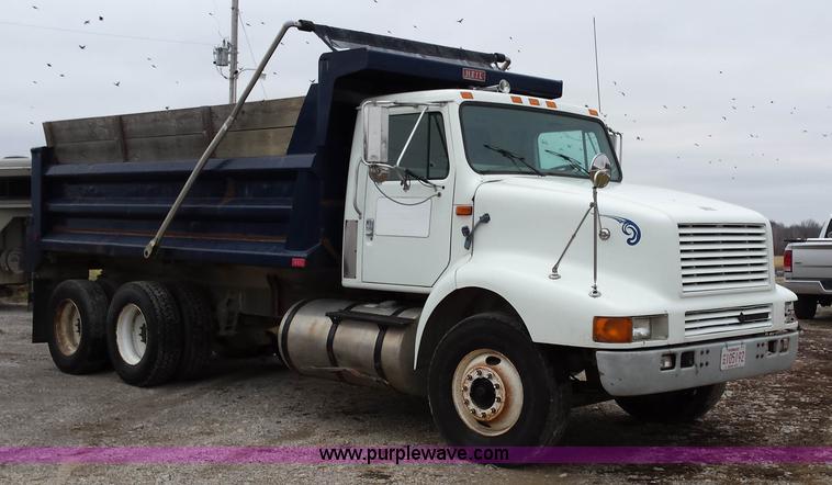 image for item F8927 1996 International 8200 dump truck