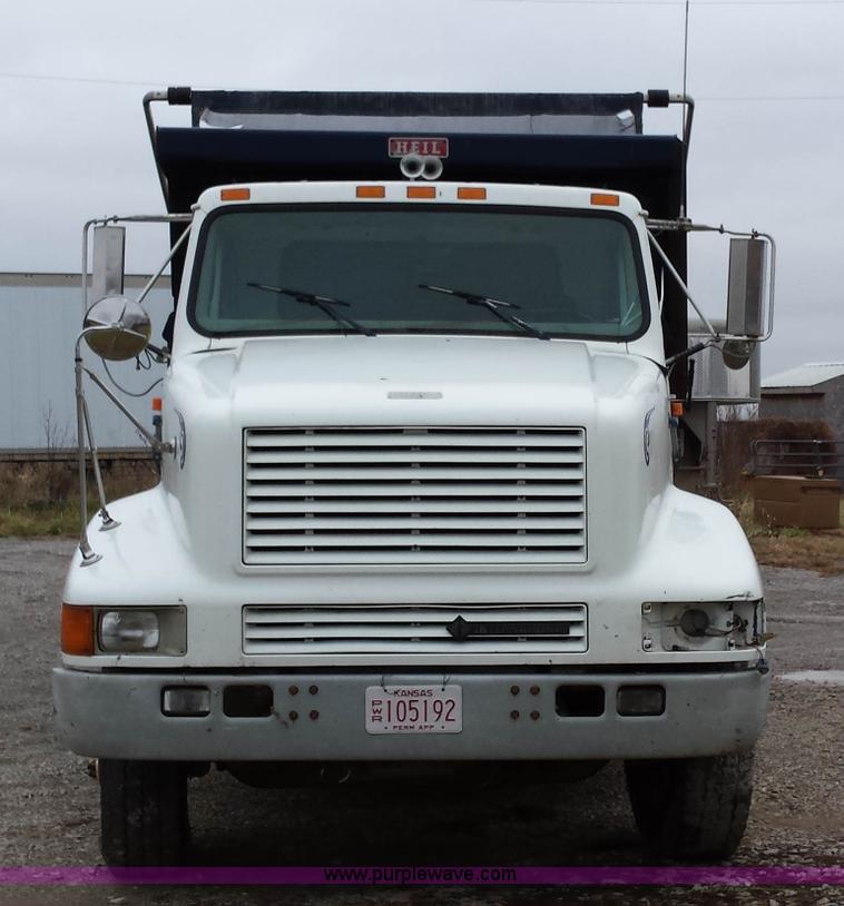 image for item F8927 1996 International 8200 dump truck