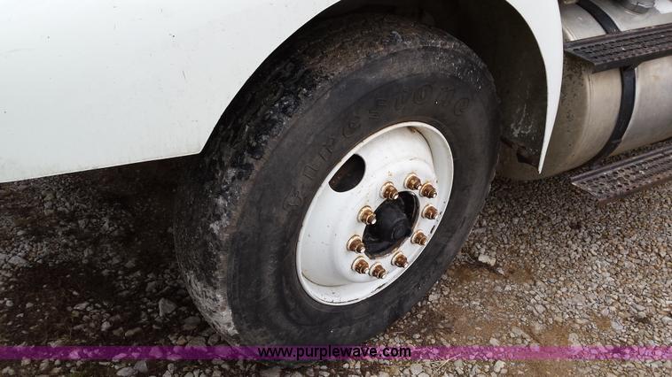 image for item F8927 1996 International 8200 dump truck