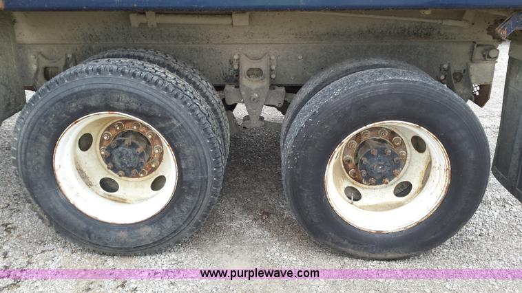 image for item F8927 1996 International 8200 dump truck