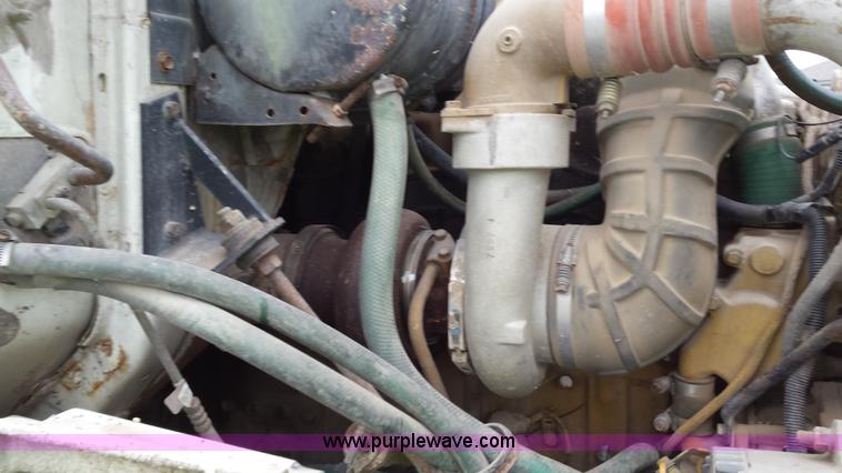 image for item F8927 1996 International 8200 dump truck