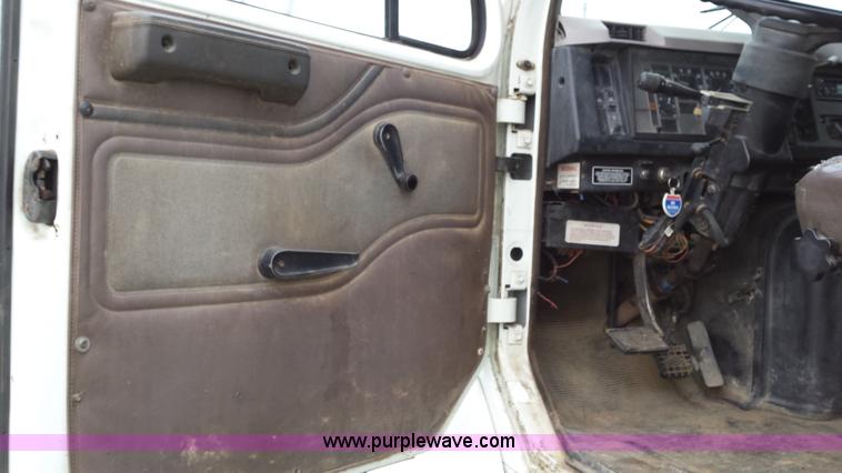 image for item F8927 1996 International 8200 dump truck