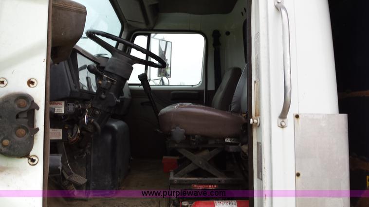 image for item F8927 1996 International 8200 dump truck