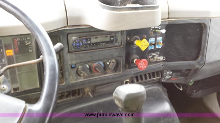 image for item F8927 1996 International 8200 dump truck