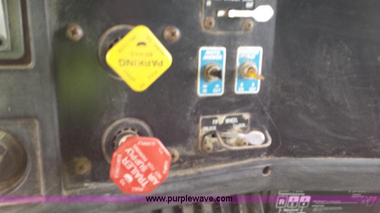 image for item F8927 1996 International 8200 dump truck