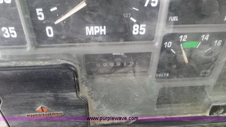 image for item F8927 1996 International 8200 dump truck