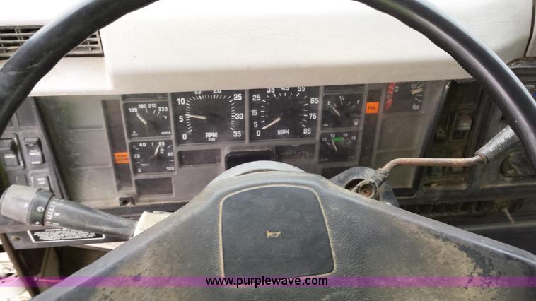 image for item F8927 1996 International 8200 dump truck