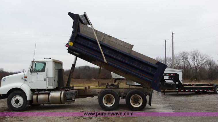 image for item F8927 1996 International 8200 dump truck