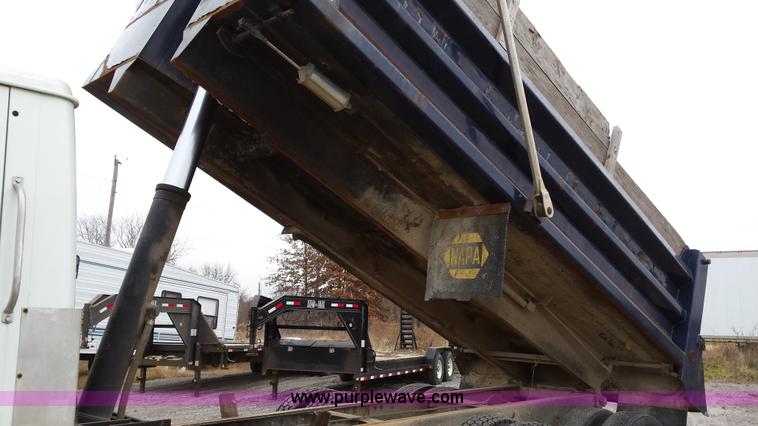 image for item F8927 1996 International 8200 dump truck