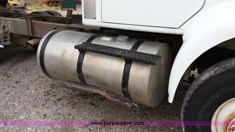 image for item F8927 1996 International 8200 dump truck