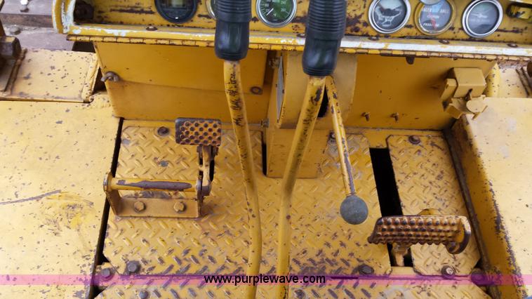 image for item F8928 1971 International TD15B-PS dozer