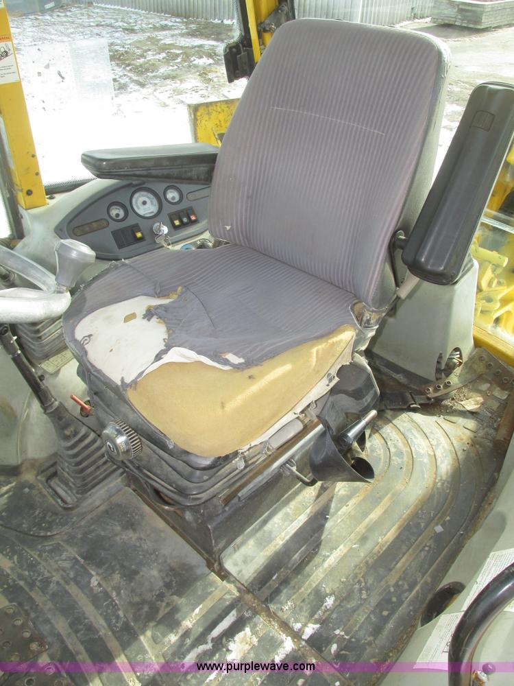 image for item G9852 1999 Komatsu WB140 backhoe