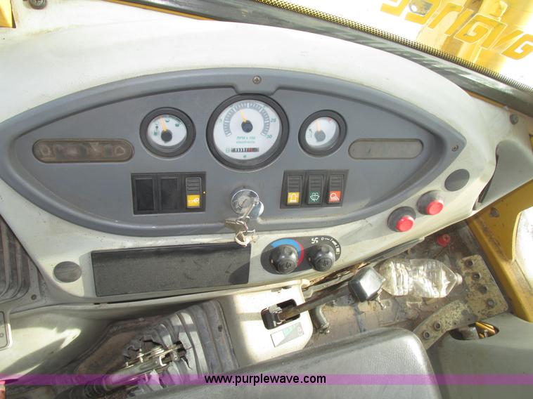 image for item G9852 1999 Komatsu WB140 backhoe