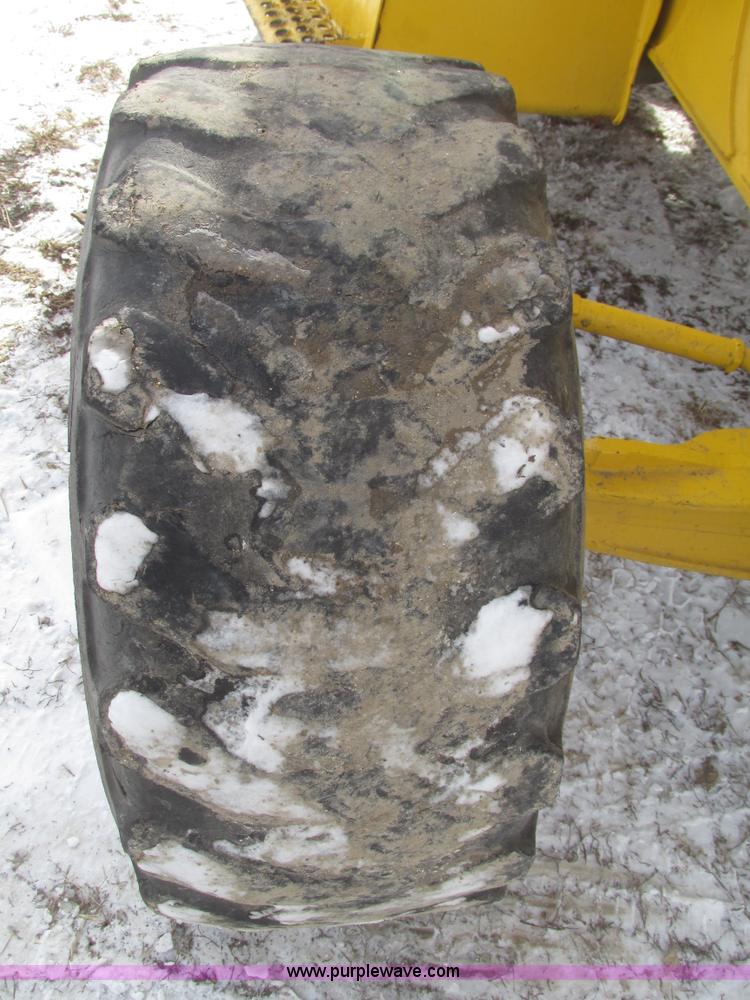 image for item G9852 1999 Komatsu WB140 backhoe