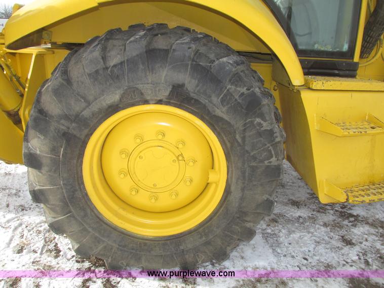 image for item G9852 1999 Komatsu WB140 backhoe