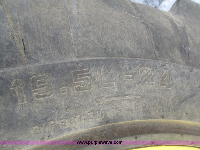 image for item G9852 1999 Komatsu WB140 backhoe