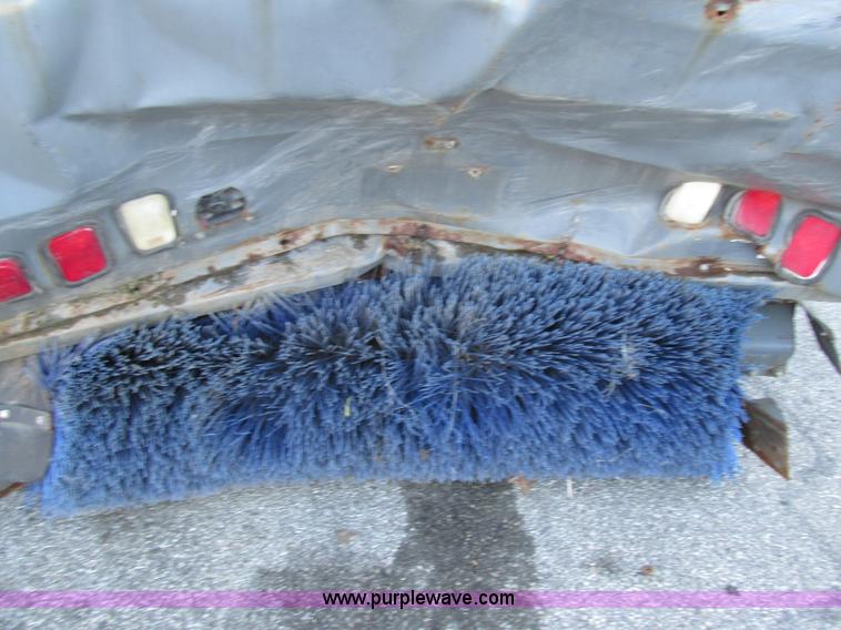 image for item H7618 2005 GMC T7500 Centurion Tennant street sweeper