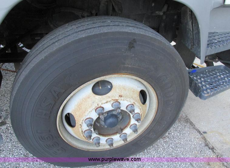 image for item H7618 2005 GMC T7500 Centurion Tennant street sweeper