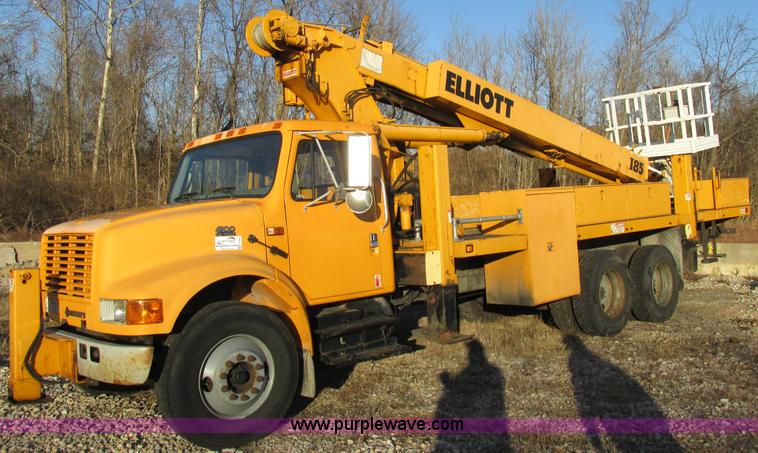 image for item H7621 2001 International 4900 bucket truck
