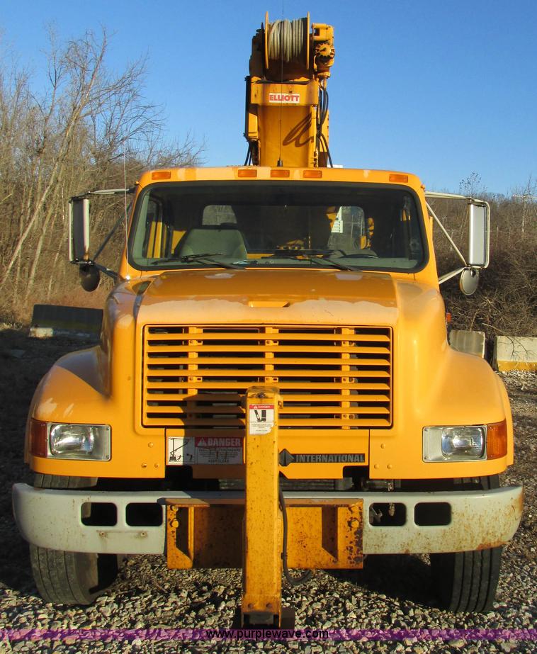 image for item H7621 2001 International 4900 bucket truck