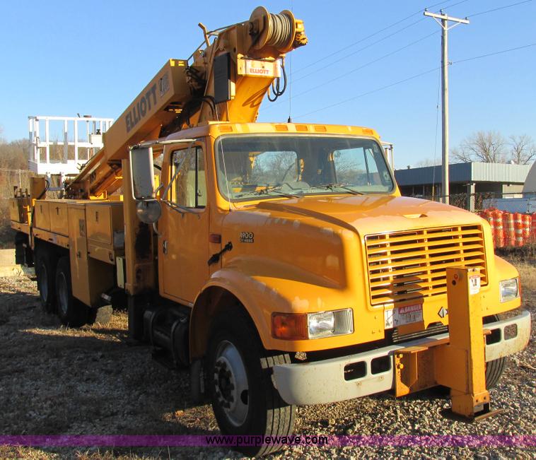 image for item H7621 2001 International 4900 bucket truck