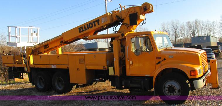 image for item H7621 2001 International 4900 bucket truck