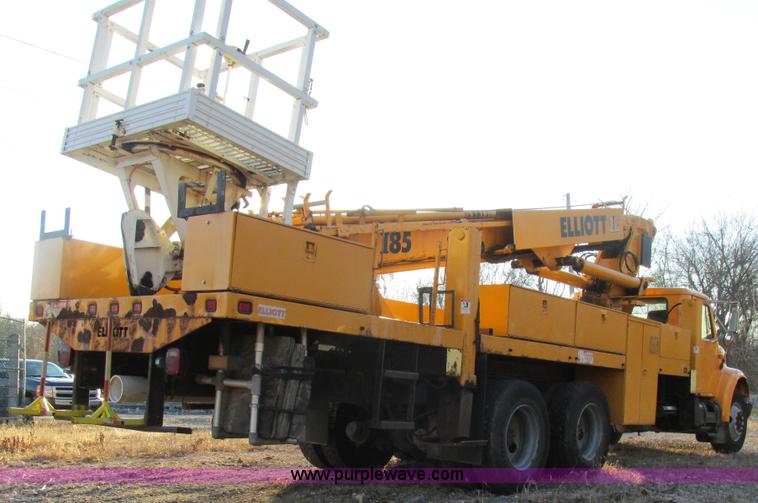 image for item H7621 2001 International 4900 bucket truck