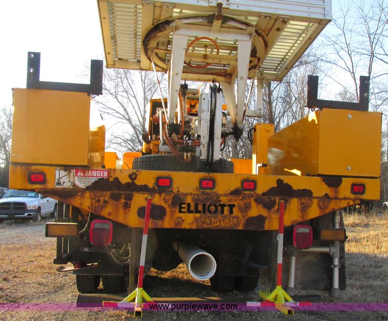 image for item H7621 2001 International 4900 bucket truck