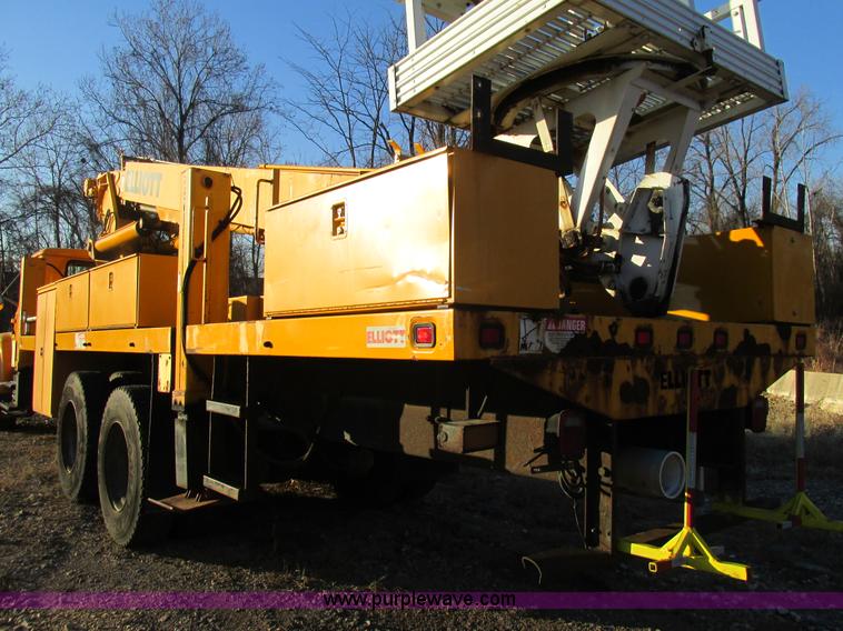 image for item H7621 2001 International 4900 bucket truck