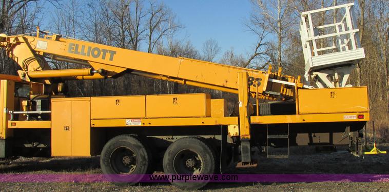 image for item H7621 2001 International 4900 bucket truck