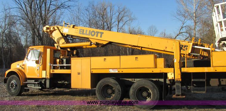 image for item H7621 2001 International 4900 bucket truck