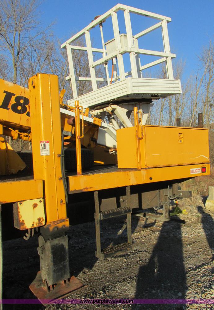 image for item H7621 2001 International 4900 bucket truck