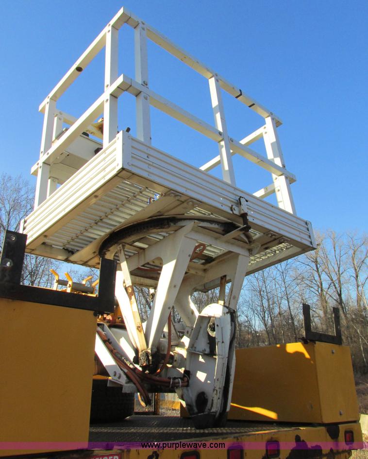 image for item H7621 2001 International 4900 bucket truck